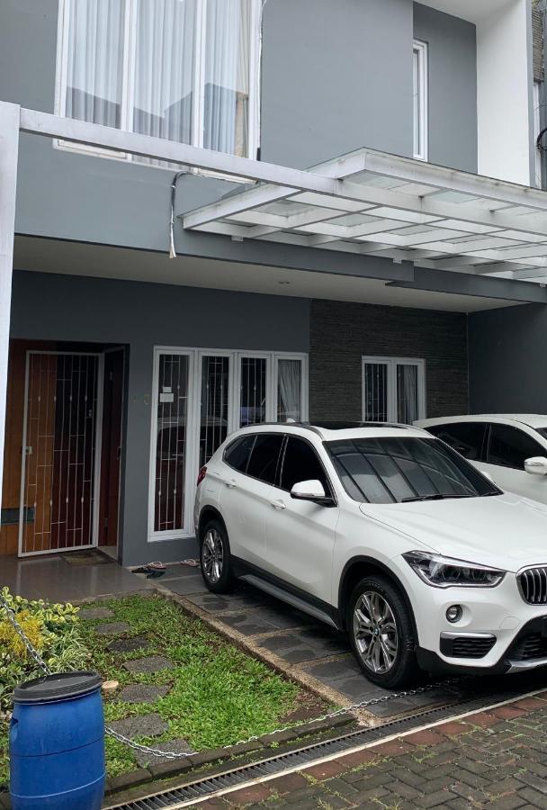 Platinum Setramurni Guest House Bandung 3Br Екстер'єр фото